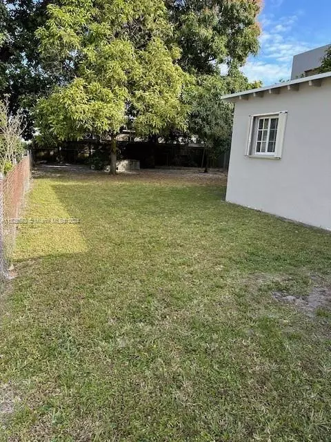371 E 50th St, Hialeah, FL 33013 photo 3