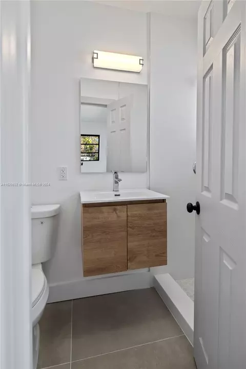 Bath - 471 W 55th Pl, Hialeah, FL 33012 photo 2 of 3