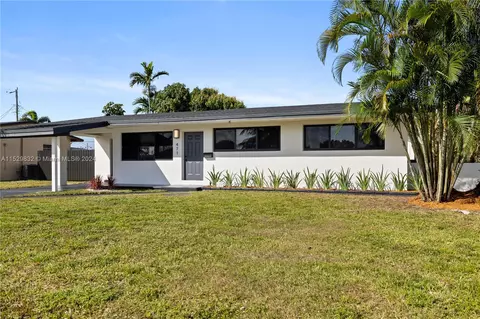 Exterior - 471 W 55th Pl, Hialeah, FL 33012 photo 3 of 5