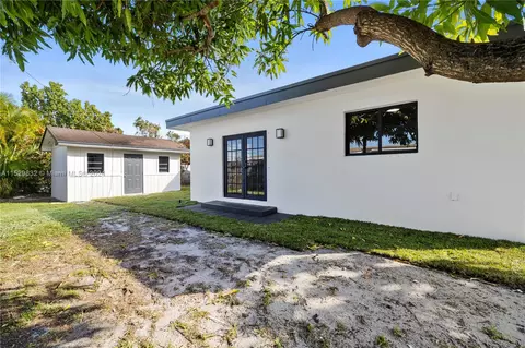 Exterior - 471 W 55th Pl, Hialeah, FL 33012 photo 4 of 5
