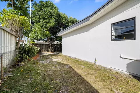 Exterior - 471 W 55th Pl, Hialeah, FL 33012 photo 5 of 5