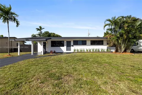 Exterior - 471 W 55th Pl, Hialeah, FL 33012 photo 2 of 5