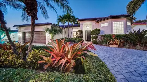 6951 Loch Ness Dr, Miami Lakes, FL 33014