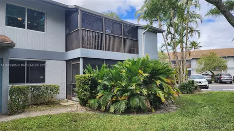 2753 S Oakland Forest Dr #203, Oakland Park, FL 33309