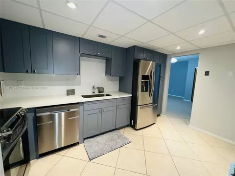 90 Edgewater Dr #110, Coral Gables, FL 33133