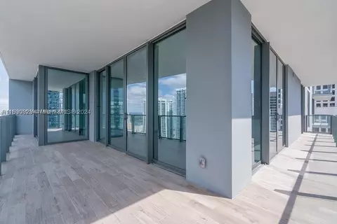 68 SE 6th St #2902, Miami, FL 33131