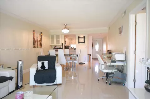 9200 N Hollybrook Lake Dr #102, Pembroke Pines, FL 33025