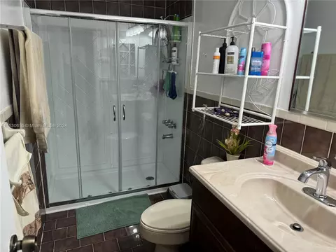 Bath - 1179 W 40th Pl, Hialeah, FL 33012 photo 2 of 2