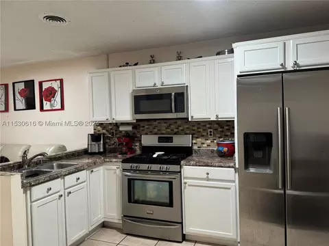 1179 W 40th Pl, Hialeah, FL 33012