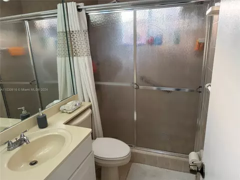 Bath - 1179 W 40th Pl, Hialeah, FL 33012 photo 1 of 2
