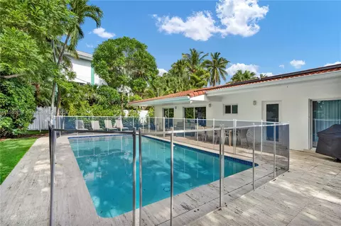 Exterior - 310 Cypress Dr, Key Biscayne, FL 33149 photo 2 of 8