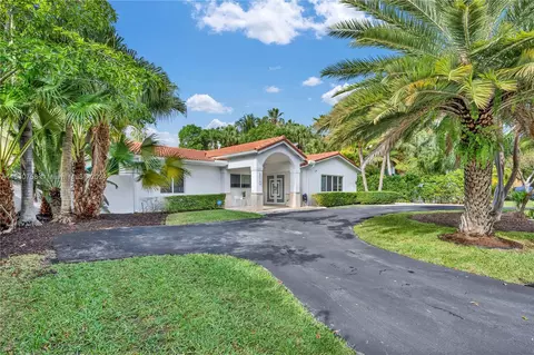 Exterior - 310 Cypress Dr, Key Biscayne, FL 33149 photo 6 of 8