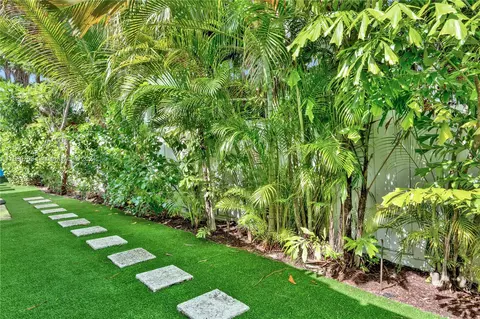 Exterior - 310 Cypress Dr, Key Biscayne, FL 33149 photo 5 of 8