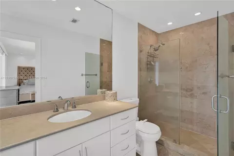 Bath - 310 Cypress Dr, Key Biscayne, FL 33149 photo 1 of 2
