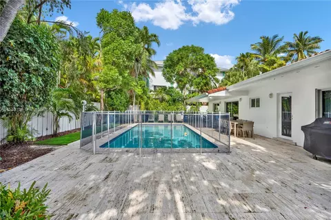Exterior - 310 Cypress Dr, Key Biscayne, FL 33149 photo 4 of 8