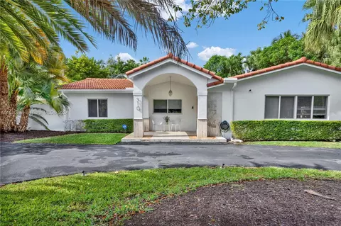 Exterior - 310 Cypress Dr, Key Biscayne, FL 33149 photo 1 of 8
