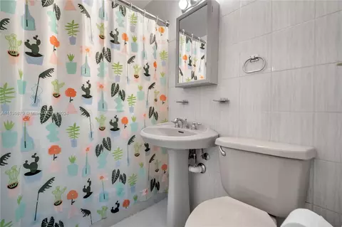 Bath - 960 E 43rd St, Hialeah, FL 33013 photo 1 of 1