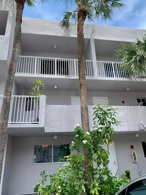 2760 W 76th St #203, Hialeah, FL 33016