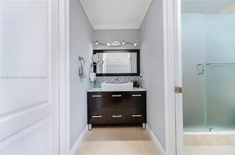 Bath - 515 E 30th St, Hialeah, FL 33013 photo 2 of 3