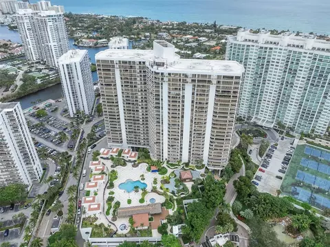20281 E Country Club Dr #2215, Aventura, FL 33180