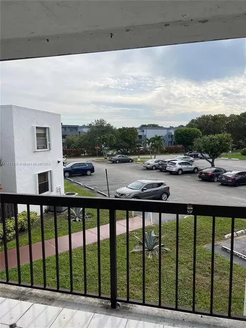 9419 Fontainebleau Blvd #213, Miami, FL 33172