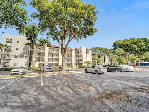 9325 Lagoon Pl #303, Davie, FL 33324