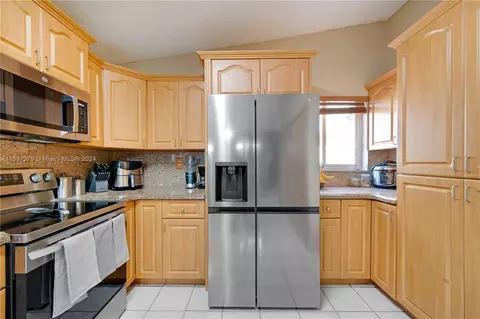 Kitchen - 6938 W 30th Ave, Hialeah, FL 33018 photo 4 of 8