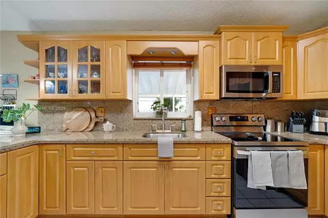 Kitchen - 6938 W 30th Ave, Hialeah, FL 33018 photo 3 of 8