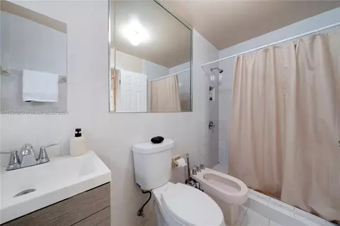 Bath - 6938 W 30th Ave, Hialeah, FL 33018 photo 3 of 4