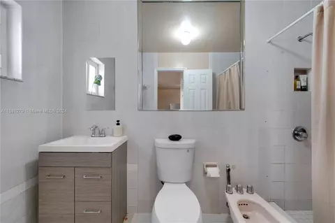 Bath - 6938 W 30th Ave, Hialeah, FL 33018 photo 2 of 4