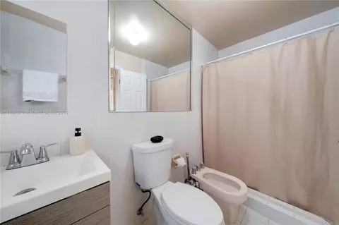 Bath - 6938 W 30th Ave, Hialeah, FL 33018 photo 4 of 4