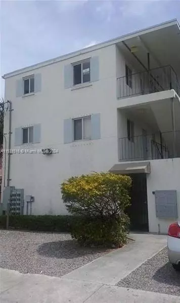 3680 Oak Ave #8, Miami, FL 33133