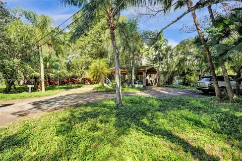 Exterior - 5811 N Kendall Dr, Pinecrest, FL 33156 photo 13 of 16