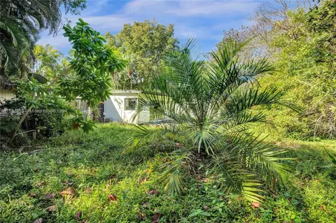 Exterior - 5811 N Kendall Dr, Pinecrest, FL 33156 photo 7 of 16