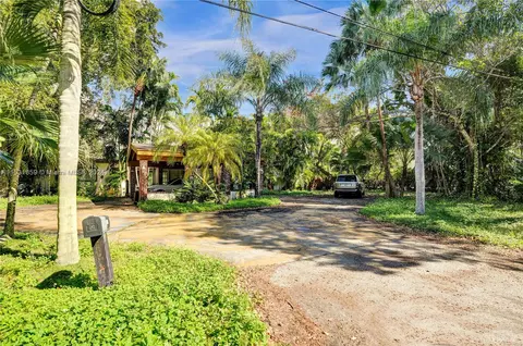 Exterior - 5811 N Kendall Dr, Pinecrest, FL 33156 photo 14 of 16