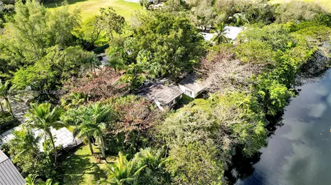 Exterior - 5811 N Kendall Dr, Pinecrest, FL 33156 photo 2 of 16
