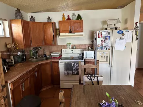 2449 W 72nd Pl, Hialeah, FL 33016 photo 6