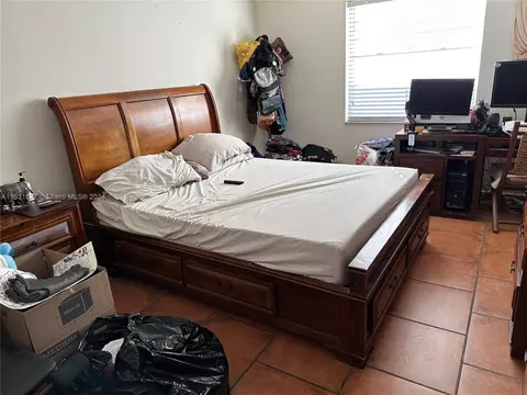 2449 W 72nd Pl, Hialeah, FL 33016 photo 11