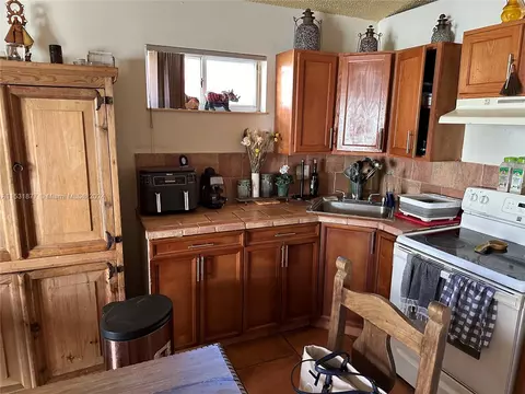 2449 W 72nd Pl, Hialeah, FL 33016 photo 5