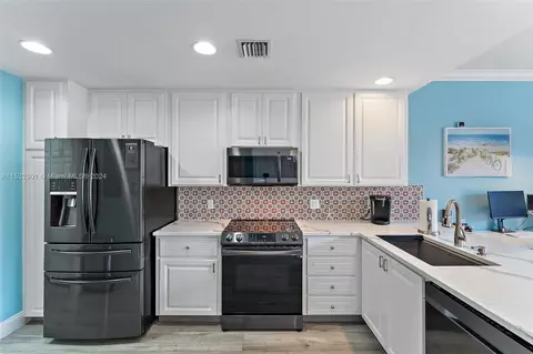 Kitchen - 136 Milbridge Dr, Jupiter, FL 33458 photo 2 of 4