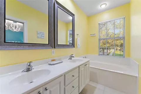 Bath - 136 Milbridge Dr, Jupiter, FL 33458 photo 2 of 4