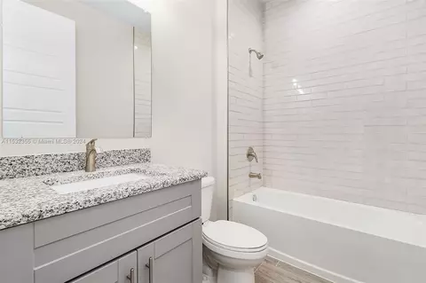 Bath - 310 Ivanhoe Ave, Labelle, FL 33935 photo 1 of 2