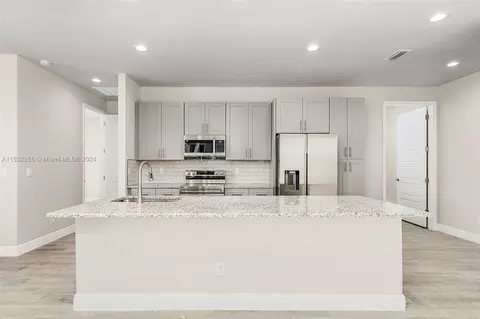 Kitchen - 310 Ivanhoe Ave, Labelle, FL 33935 photo 3 of 4