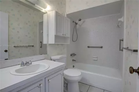Bath - 7202 Jacaranda Ln #7202, Miami Lakes, FL 33014 photo 3 of 3