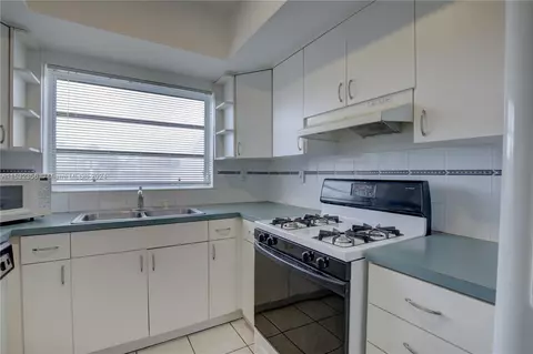 Kitchen - 7202 Jacaranda Ln #7202, Miami Lakes, FL 33014 photo 2 of 3