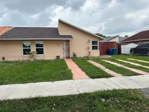 10259 SW 1st St, Sweetwater, FL 33174