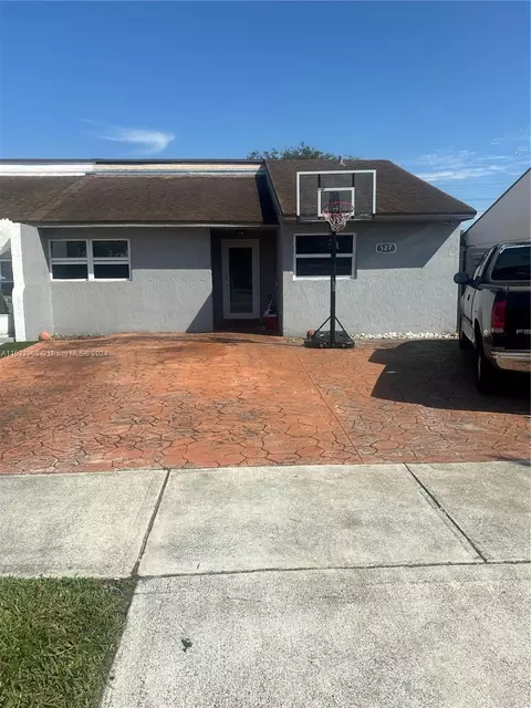 527 SW 95th Ct, Miami, FL 33174
