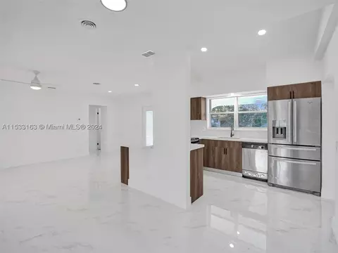 1221 SE 10th St, Deerfield Beach, FL 33441