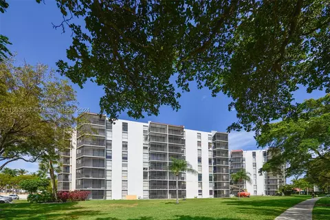 3101 N Country Club Dr #709, Aventura, FL 33180