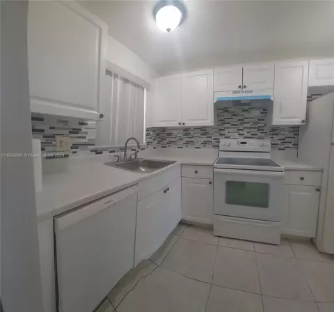 2600 W Sunrise Lakes Dr #210, Sunrise, FL 33322